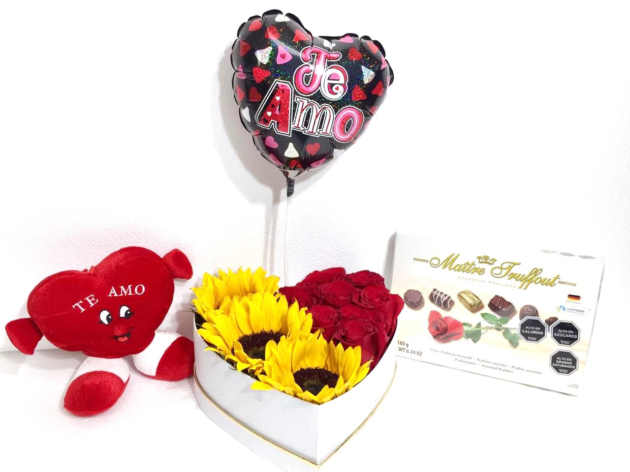 Caja corazn con 3 girasoles y 8 rosas ecuatorianas, Bombones de 165 Gramos, Peluche Corazn y Globito